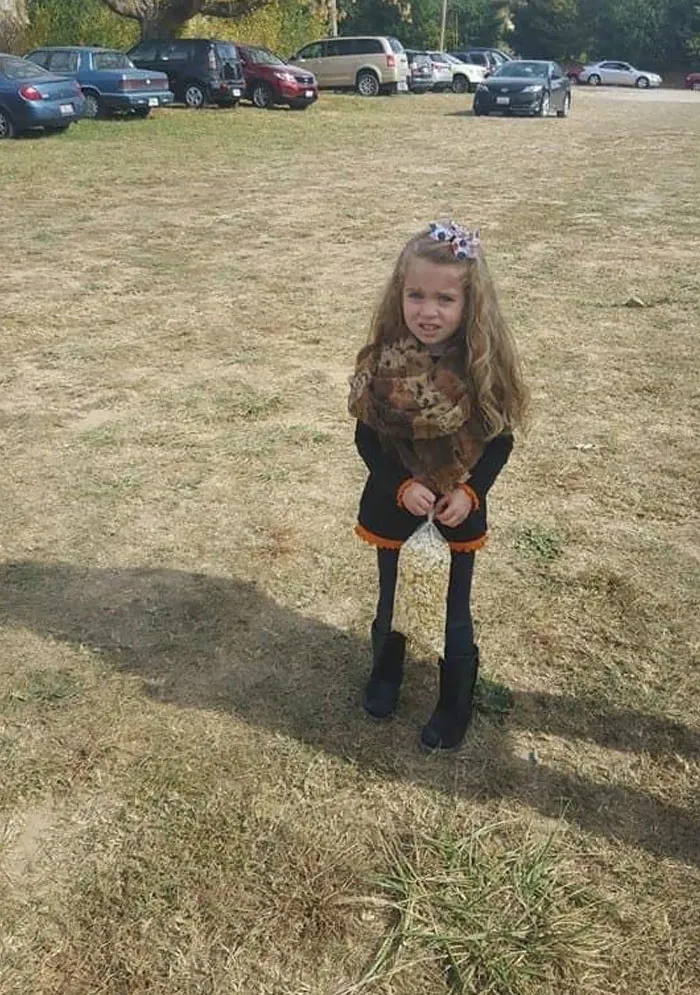 Esta niña posando con una bolsa de palomitas