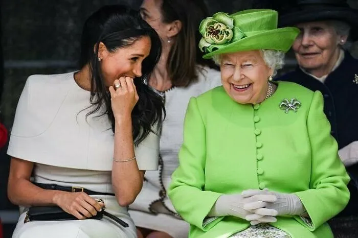Before Meghan Met The Queen For The First Time, Harry Asked If She Knew How To Curtsey