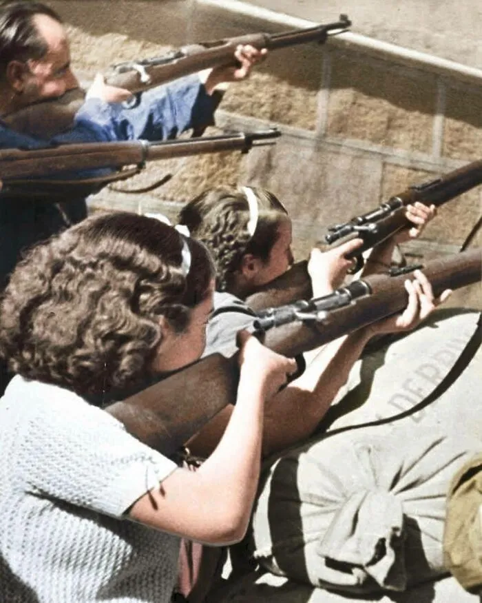30 Historic Photos And The Stories Behind Them, Colorized By Cassowary Colorizations