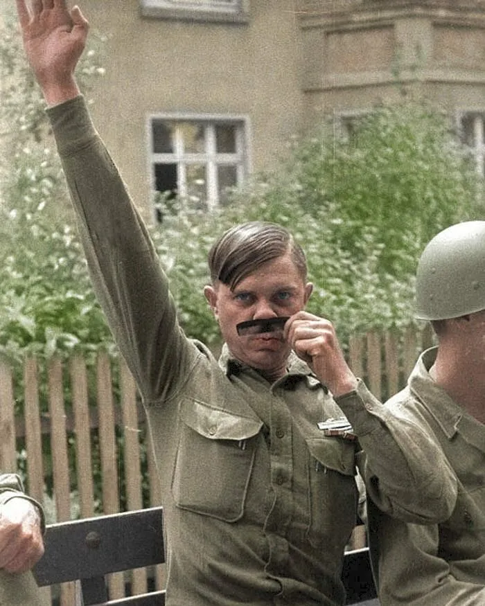 30 Historic Photos And The Stories Behind Them, Colorized By Cassowary Colorizations