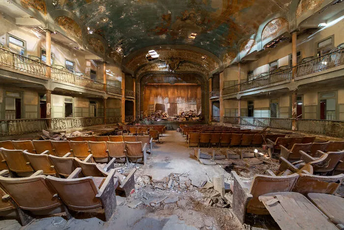Atlantis Theater, Italy