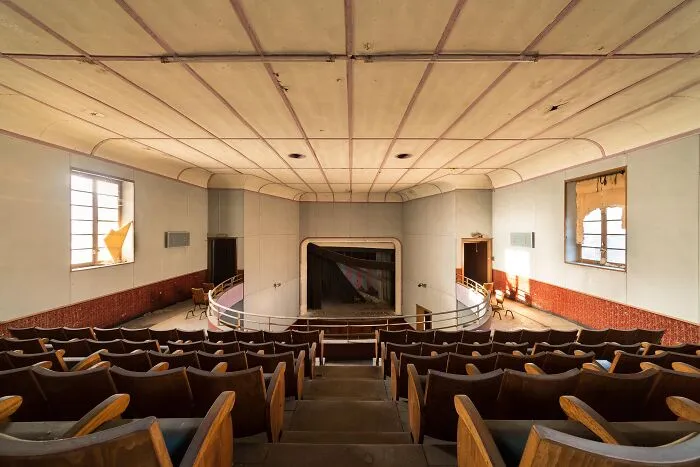 Falcon Theater, Italy