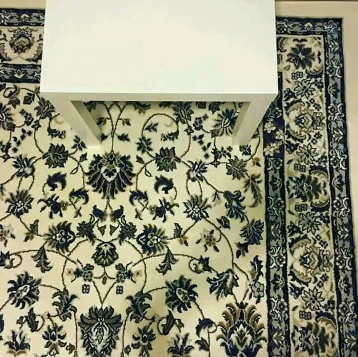 Hay un teléfono móvil en esta foto
