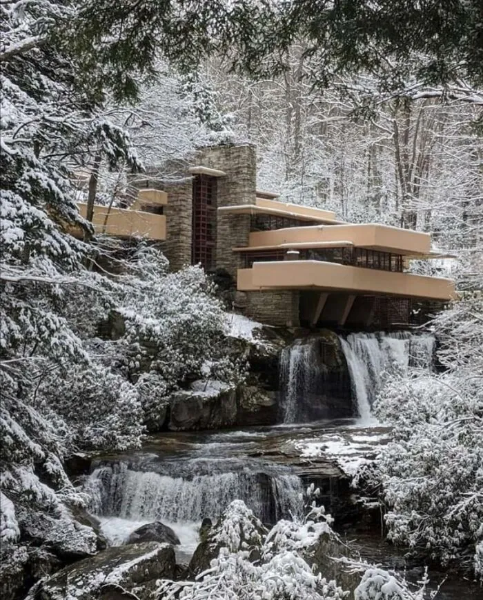 Casa Fallingwater bajo la nieve, diseñada por Frank Lloyd Wright en 1935