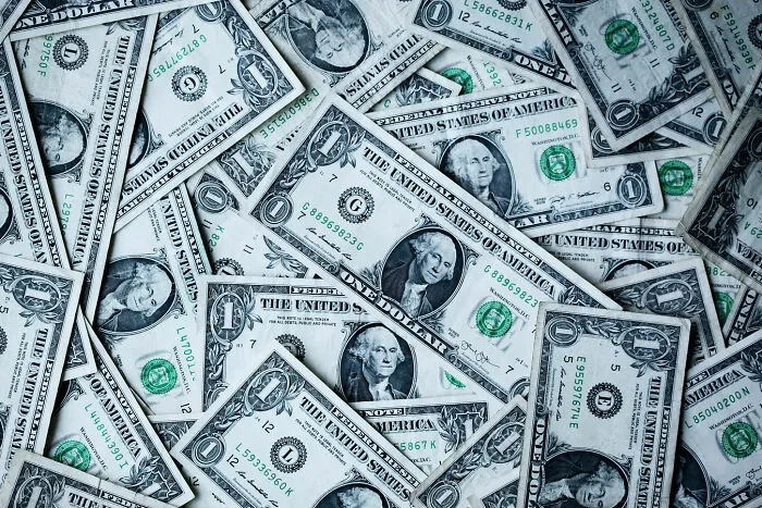 20 personas responden a "¿En qué sentido es caro ser pobre?"