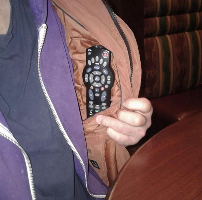 Mi padre lleva un control remoto al bar para poder cambiar el canal de la TV cuando no le gusta lo que hay. Siento tanta vergüenza como admiración