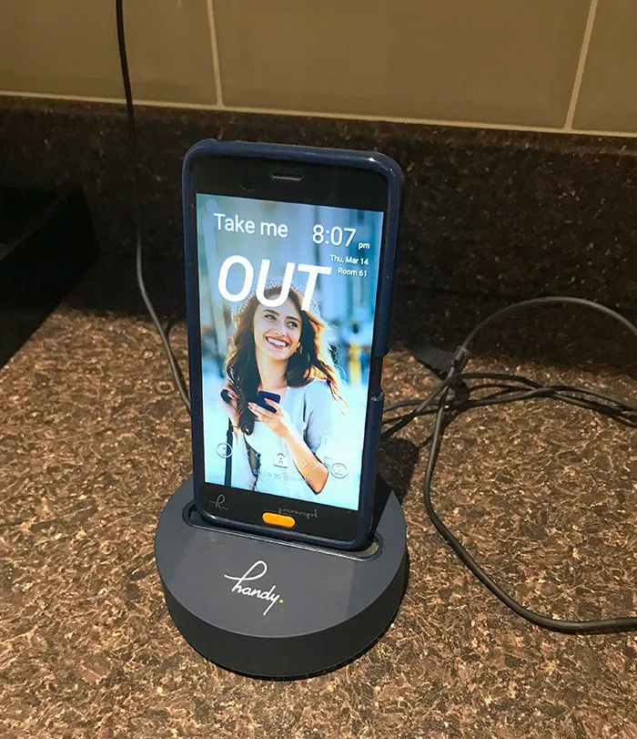 Este hotel en el que me hospedo ofrece un teléfono que puedes llevar contigo. Tiene datos móviles ilimitados, así como llamadas gratuitas