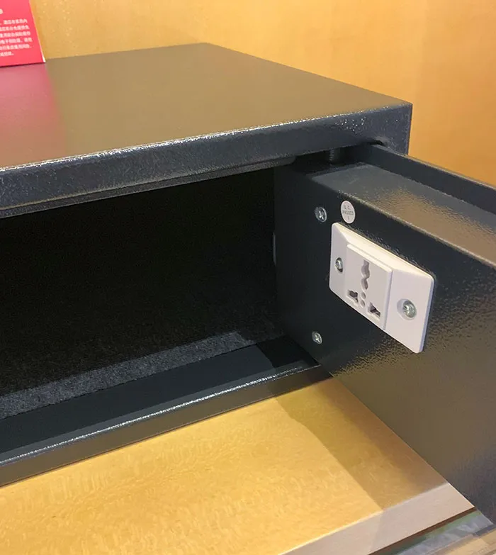 La caja fuerte de mi hotel tiene un enchufe para que puedas cargar tus aparatos electrónicos mientras están encerrados