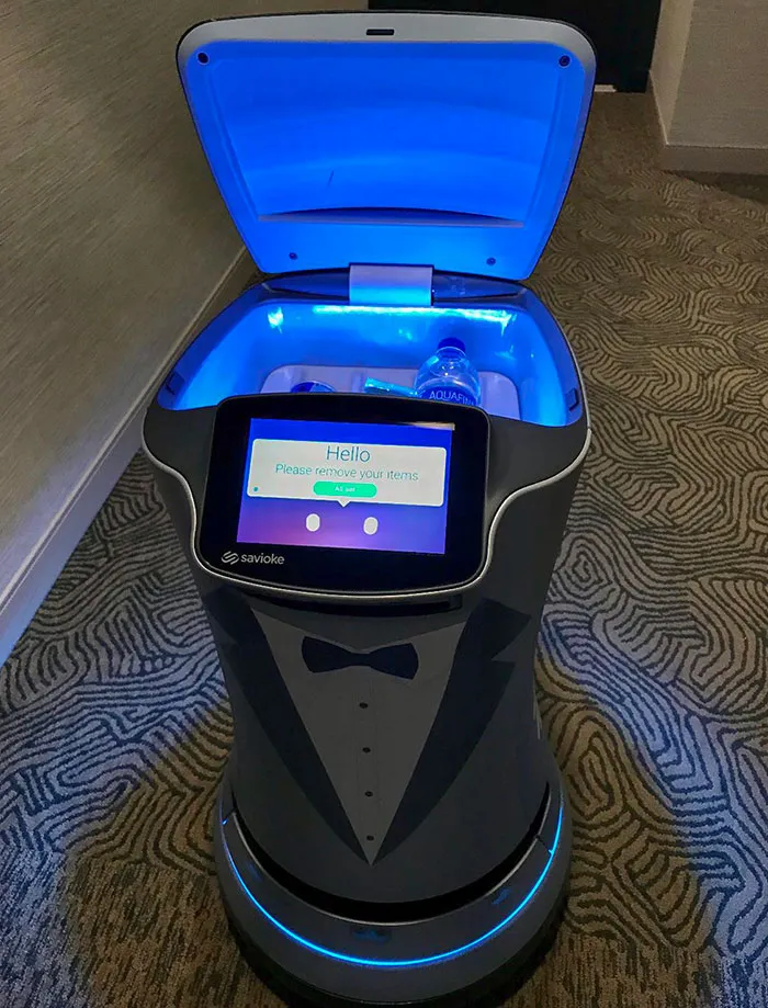 Pedí bocadillos al servicio de habitaciones y enviaron un mayordomo robot refrigerado para entregarlos