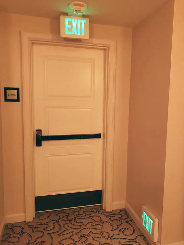 Mi hotel tenía señales de salida cerca del suelo, presumiblemente para cuando te arrastras por el suelo para evitar la inhalación de humo durante un incendio