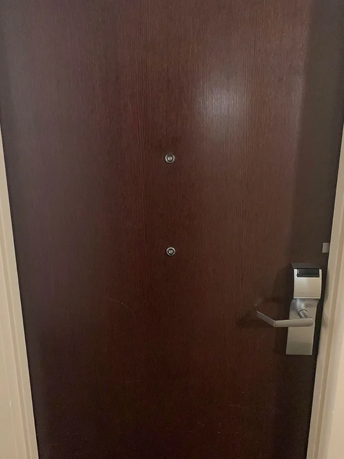 La puerta del hotel fue cambiada hoy para las personas que usan una silla de ruedas con una mirilla más baja