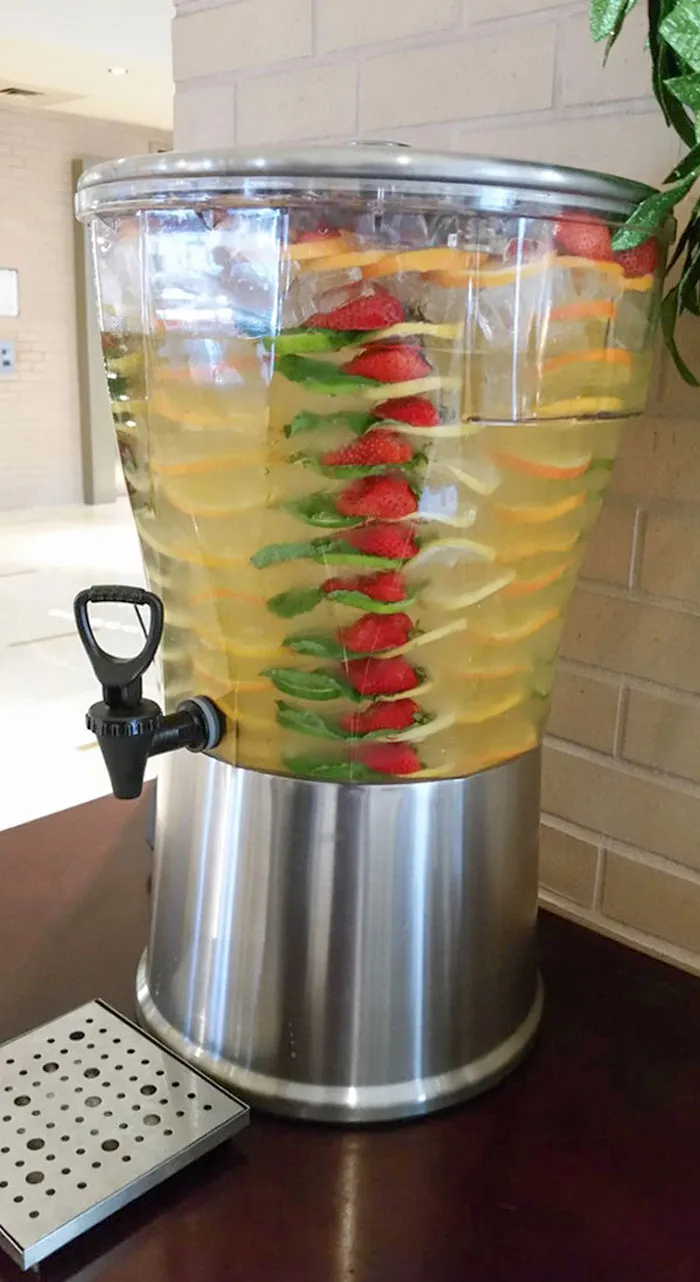 El estilo elegante de este hotel de apilar frutas en el agua