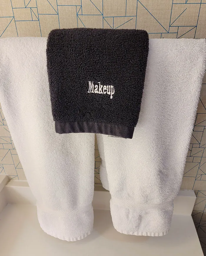 Este hotel en el que me alojé tenía un paño oscuro para evitar las manchas de maquillaje