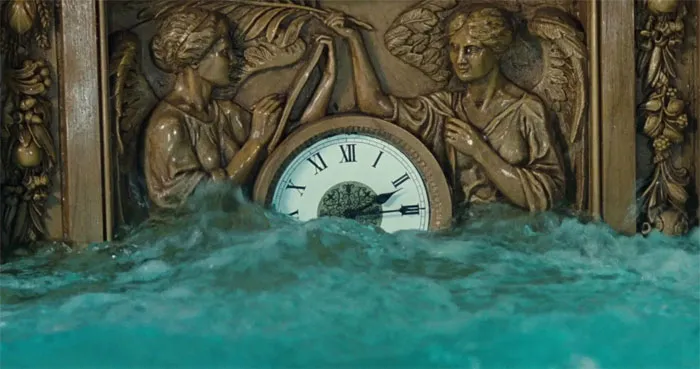  The Real Titanic Sank At 02:20, And In The Movie, While The Ship Was Still Sinking, A Clock Showing 02:15 Can Be Seen
