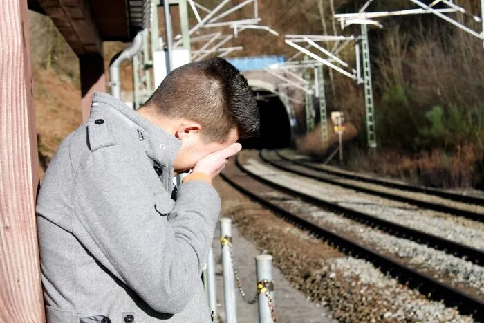 29 Hombres comparten cómo se dieron cuenta de que actuaban de forma "espeluznante" con las mujeres