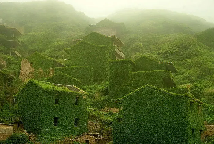 Este pueblo pesquero chino fue abandonado en la década de 1990. La Naturaleza lo ha recuperado (Houtouwan, China)