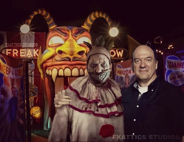 Twisty el payaso y John Carroll Lynch, en "American Horror Story"