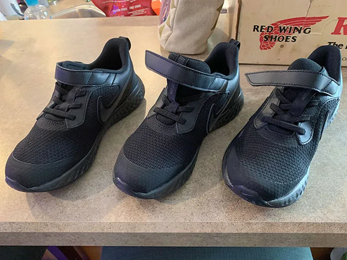 Hice el pedido por Internet y sólo me enviaron un zapato derecho. Arreglaron el problema enviándome otros dos zapatos derechos