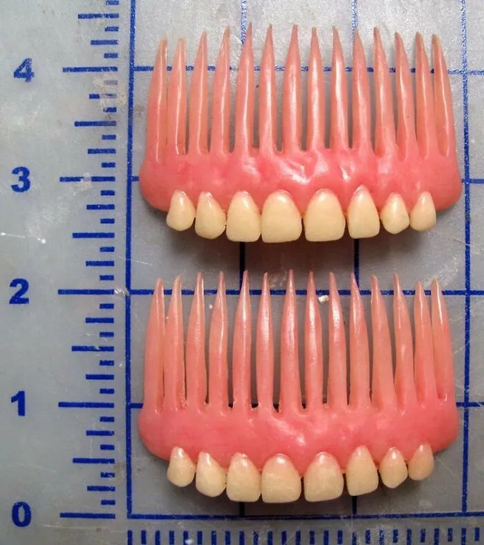 Peines con forma dentaduras