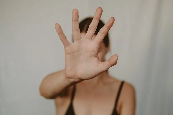 Estas mujeres denuncian 30 "experiencias femeninas" que han sido normalizadas por la sociedad, pero que en realidad son bastante retorcidas