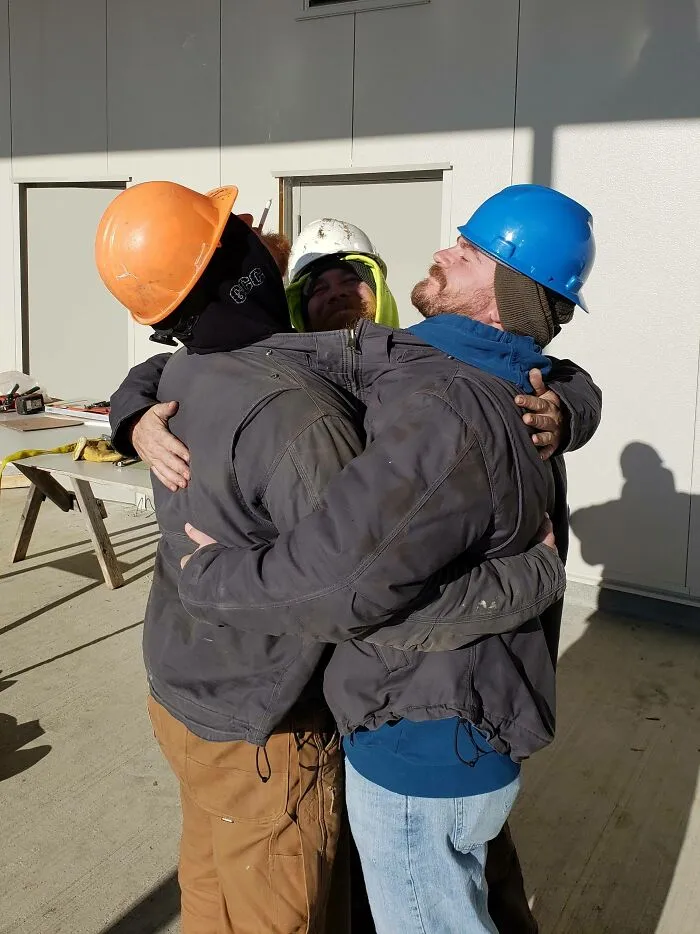 Dos compañeros de trabajo y yo, nos dimos cuenta de que llevábamos el mismo abrigo. La única opción era ponerles la cremallera en un solo abrigo para tres personas