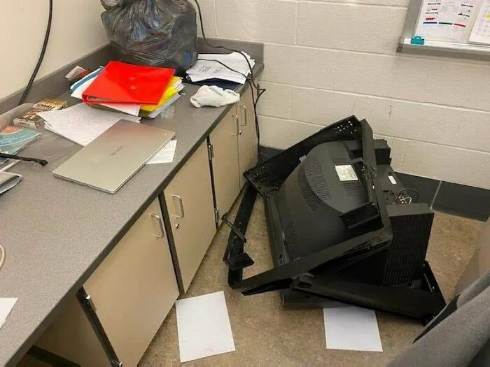 Hoy fue un asesinato/suicidio tecnológico. La pantalla de TV aterrizó directamente en un nuevo Asus Chromebook