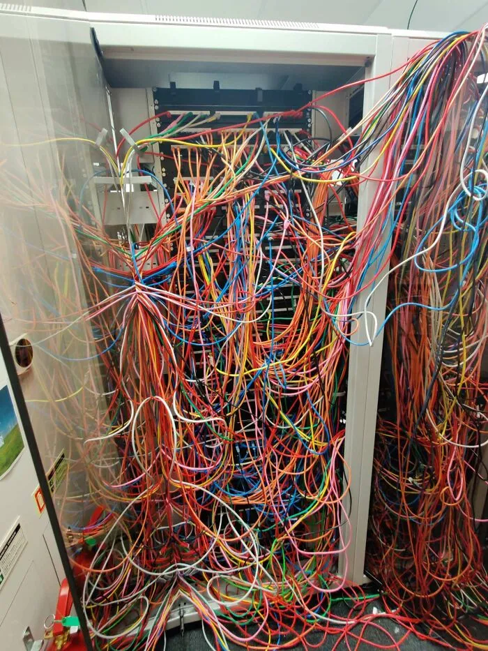 ¿Es este el peor cableado de espaguetis de la historia?
