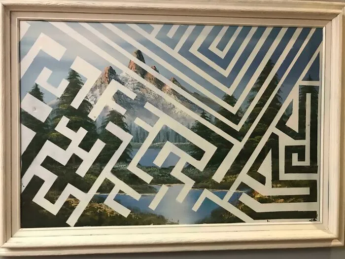 El mío no es tan genial como algunos de estos otros, acabo de pegar cinta adhesiva en una pieza que mi marido trajo a casa de su oficina cuando la remodelaron. Aunque recibe muchos elogios