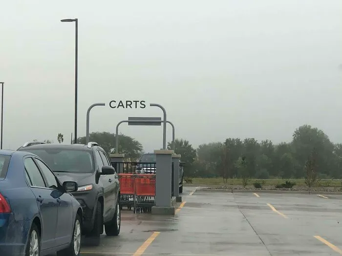 Los carteles de los carros parecen flotar en el aire