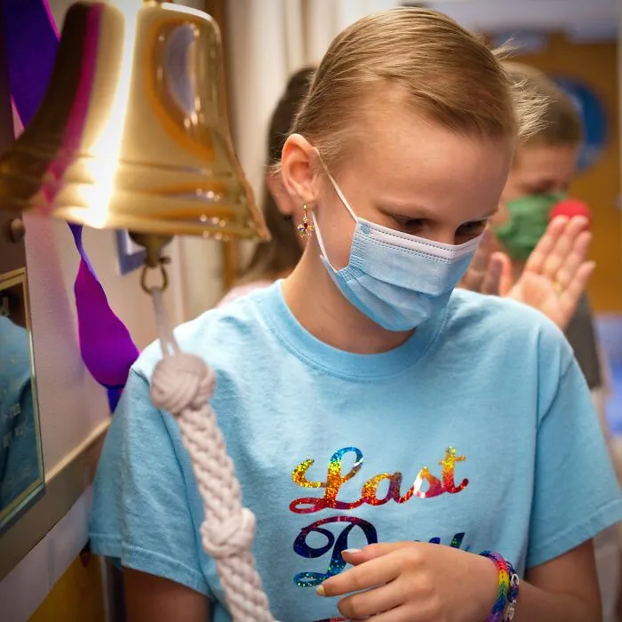 Después de un cáncer en fase 4 y 20 meses de quimioterapia, mi hija tocó la campana