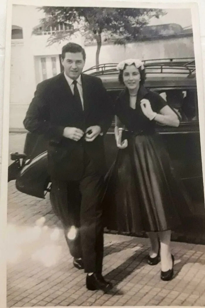 Él era muy pobre, ella era rica. Su familia la amenazó con rechazarla si se casaba con él