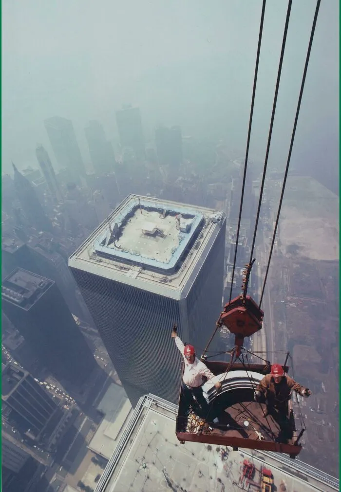 Trabajadores posan para una foto en lo alto de la torre norte de las Torres Gemelas, 1973