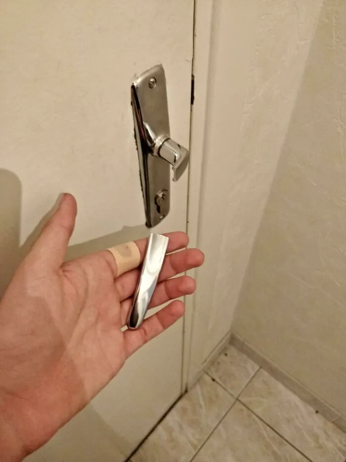 I Just Broke The Door Handle Of My Appartement And Cut Myself. I'm Also Locked In