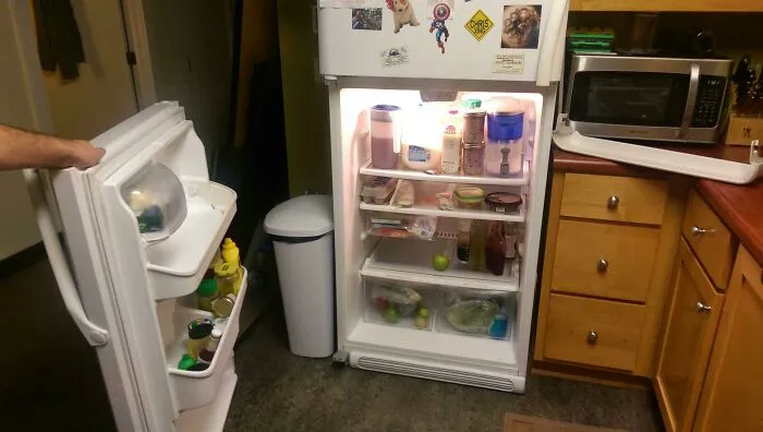 Me levanté en mitad de la noche a beber agua y al abrir la nevera me quedé con la puerta en la mano