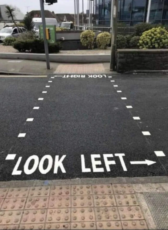 Mira a la izquierda ->