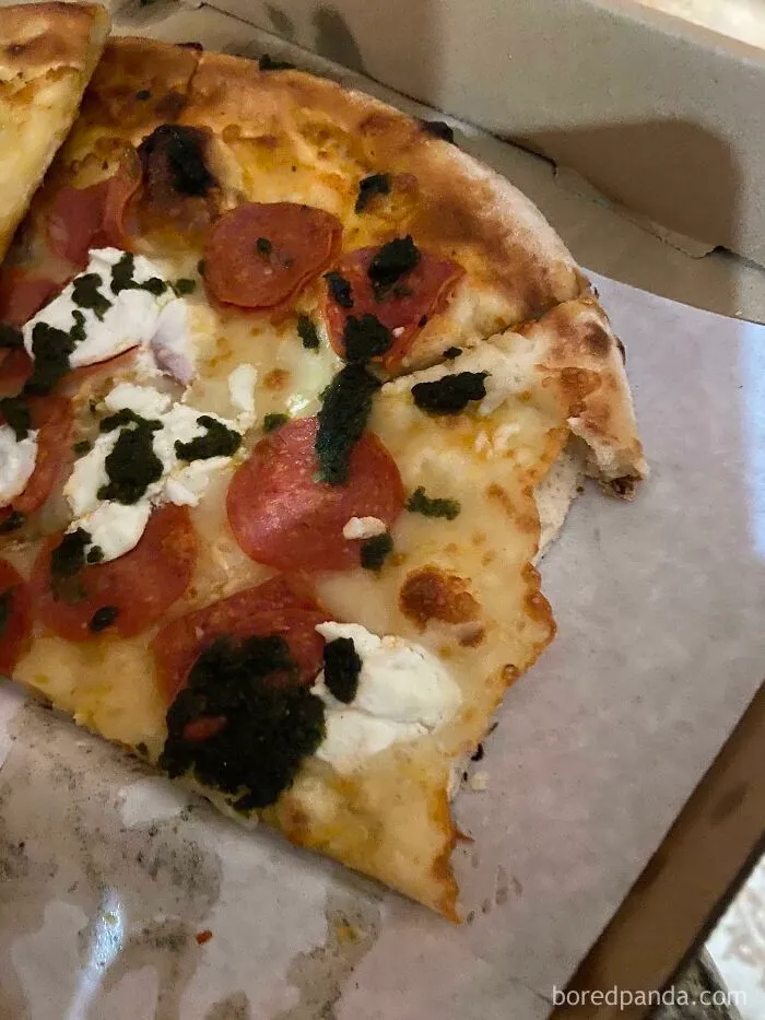 Mi suegra me vuelve loco al comer la corteza de todas las pizzas que llegan a casa, no toca la parte con los ingredientes... Os maldigo demonios desalmados que hacéis esto