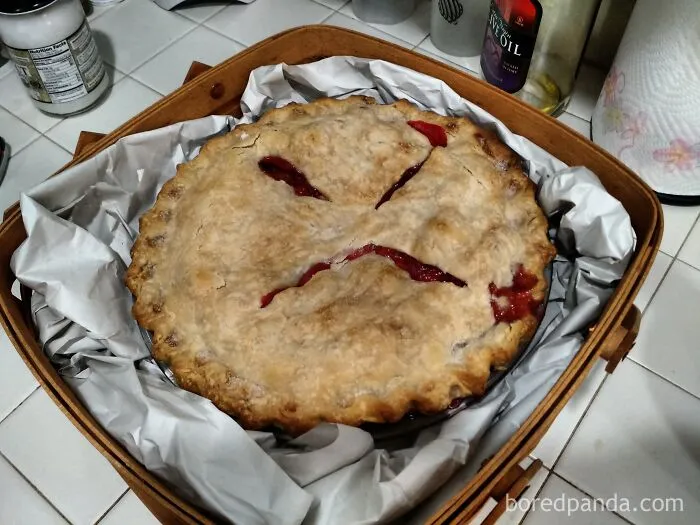 Mi futura suegra trajo un pastel a nuestra barbacoa... ¿Crees que está tratando de decirnos algo?