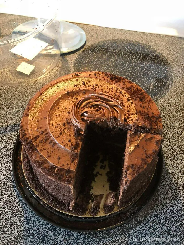La forma como mi suegra corta el pastel
