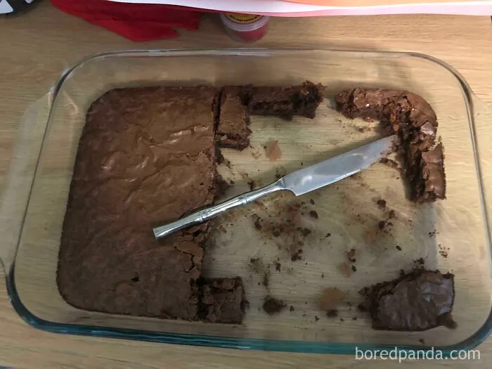 Mi suegra se queda con nosotros un par de semanas. Así es como corta los brownies