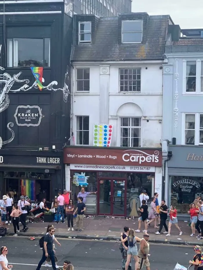 "¿Dónde está la bandera del orgullo?" "Quien sabe, solo saca la alfombra del Twister"