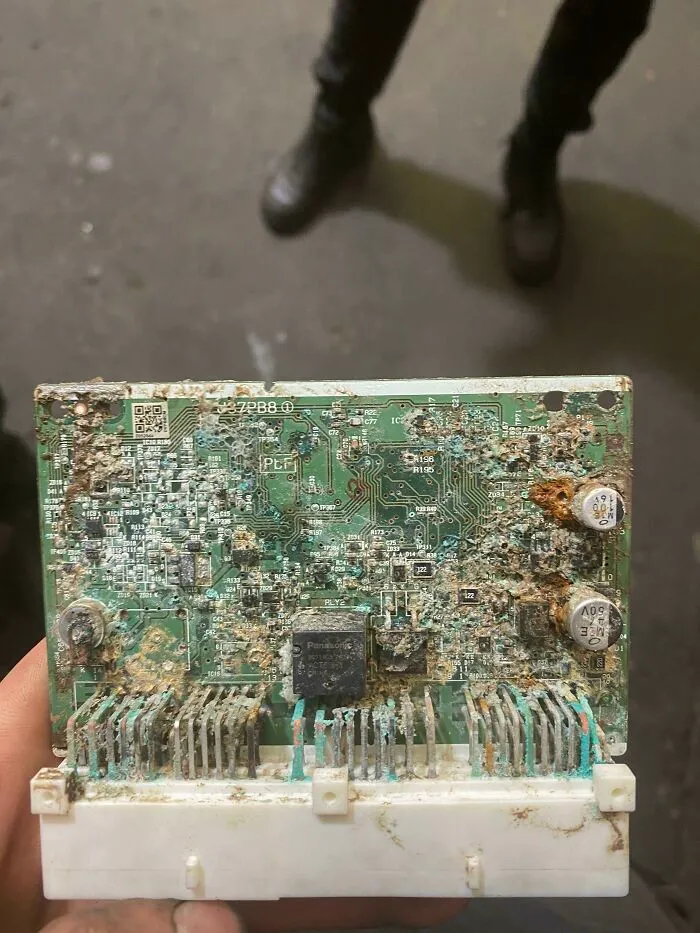 4wd Came In After Getting Stuck In A Deep Puddle, Car Wouldn’t Start At All With Nearly Every Light On The Dash. Pulled The Ecu Out And Found This Nightmare