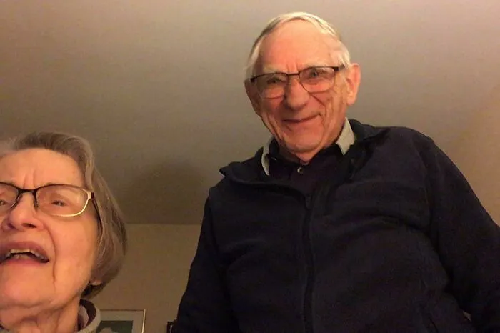 Después de no ver a mis abuelos durante meses, por fin descubrieron cómo "funciona Facetime". Esta fue la cara de mi abuelo cuando me vio