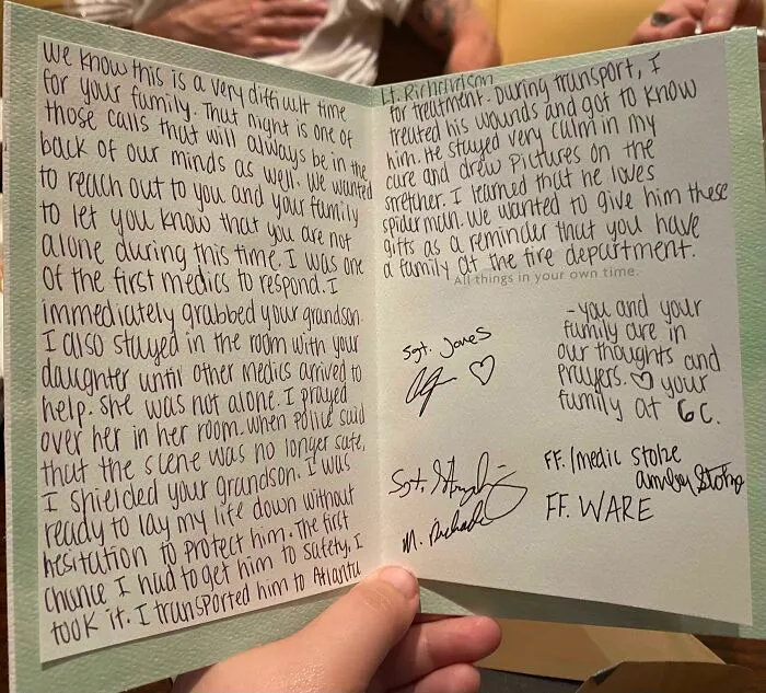 Mi hermana y su hijo fueron disparados en su casa hace unas semanas. Hoy, mi madre ha recibido esta tarjeta de la primera persona del servicio de emergencia que intervino