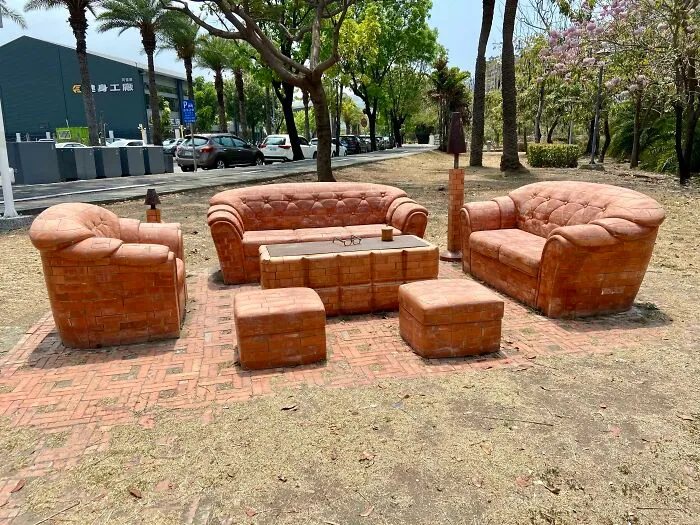 Este conjunto de sofás hecho de ladrillos rojos