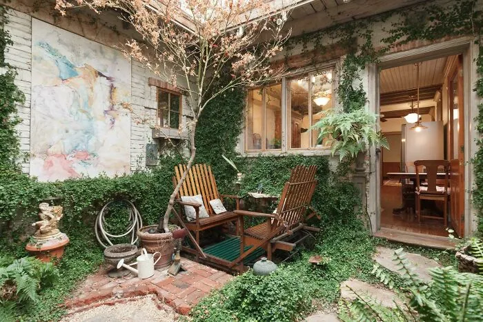 Un hermoso jardín en el interior de una casa