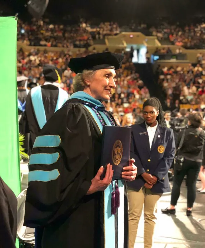 Mi abuela de 77 años obtuvo su doctorado y es la persona de mayor edad que se graduó en esa universidad