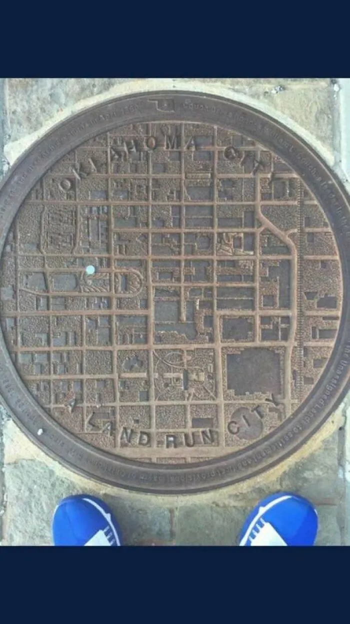 Las tapas del alcantarillado de Oklahoma tienen un mapa de la ciudad, con un punto azul para mostrar dónde te encuentras