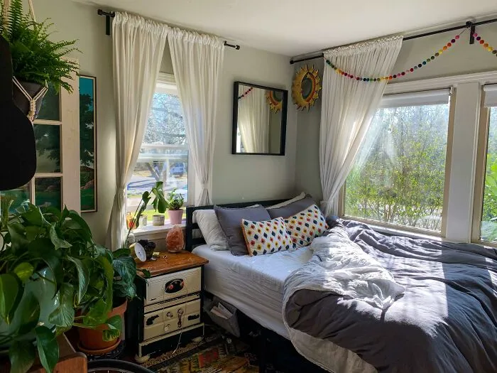 Mi agradable habitación permite que entre la luz solar