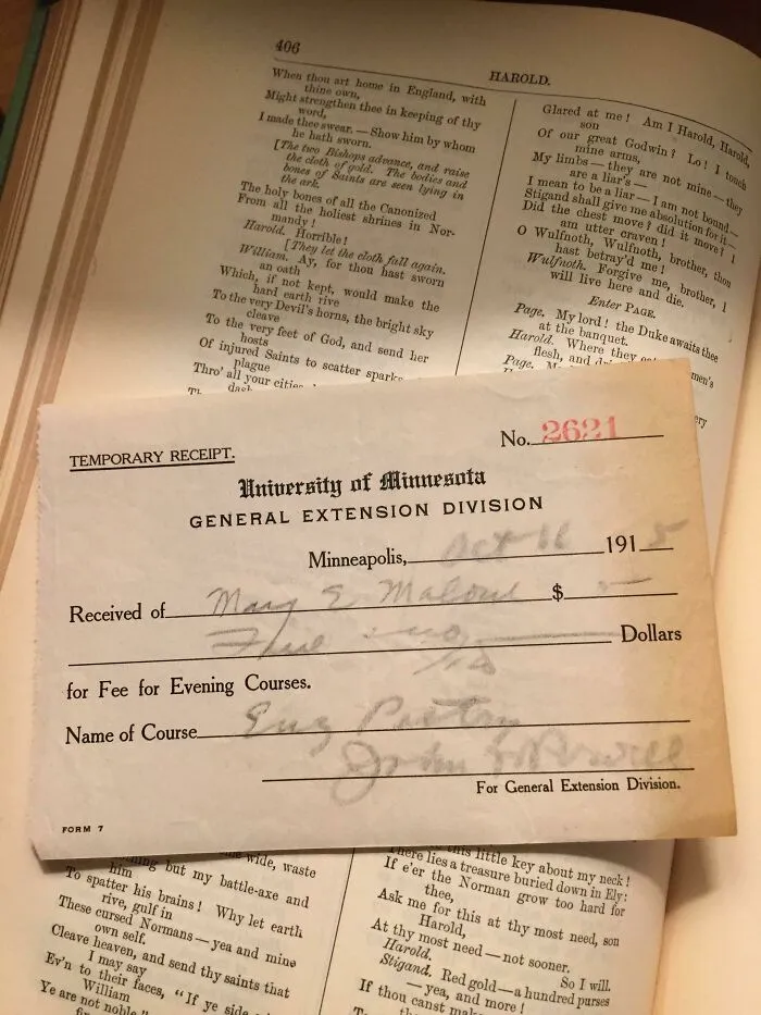 Compré un viejo libro de poesía en un mercado de pulgas y encontré este viejo recibo de una clase de poesía en la universidad. Este recibo ha estado en este libro durante 102 años.