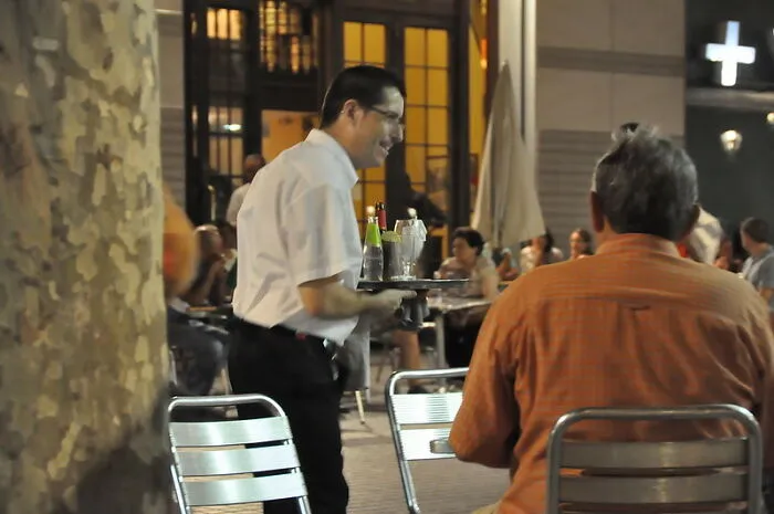 30 Chefs Reveal Restaurant "Red Flags" That Indicate You Should Eat Somewhere Else
